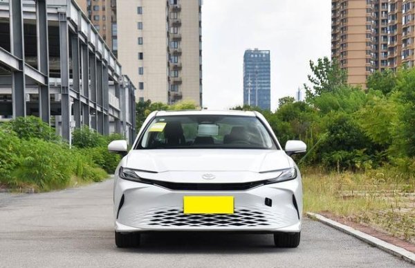 永利配资 省油耐造的家用车，2.0L混动油耗4.2L，才14万几，解读丰田凯美瑞